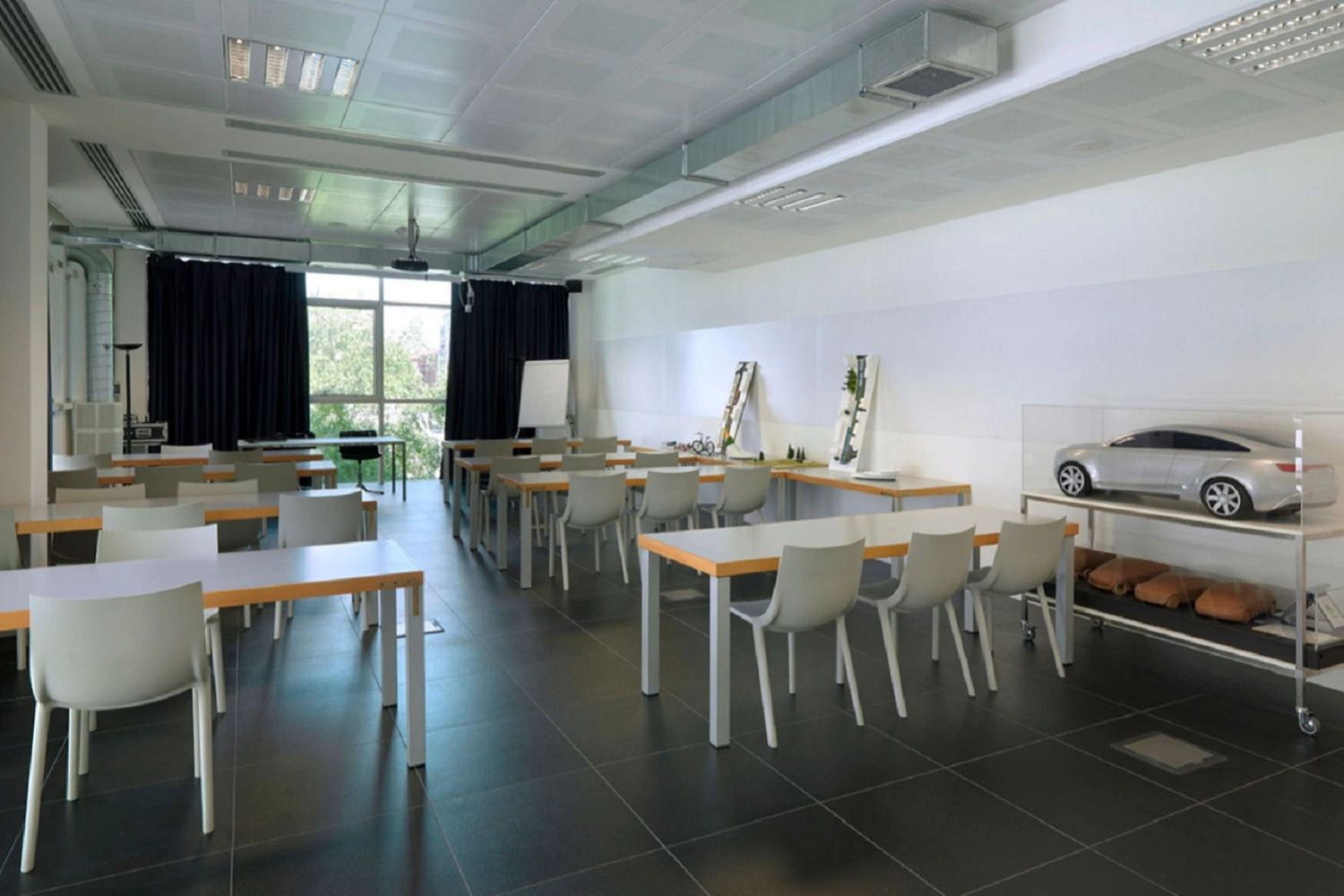 Nowoczesna sala wykładowa lub seminaryjna od Marazzi